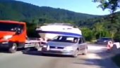 TRAGEDIJA IZBEGNUTA U POSLEDNJEM TRENUTKU: Pogledajte jezivi snimak bahate vožnje iz Crne Gore (VIDEO)