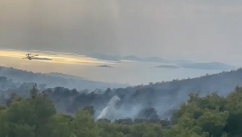 TURISTI U HRVATSKOM PRIMORJU OPET NA MUKAMA: Ponovo se aktivirao požar u Šibensko-kninskoj županiji, kanaderi na terenu (VIDEO)