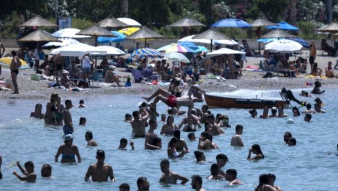 NJIHOVA DECA SU TO GLEDALA I VRIŠTALA: Srbi se potukli na plaži u Grčkoj, razlog sukoba je bizaran