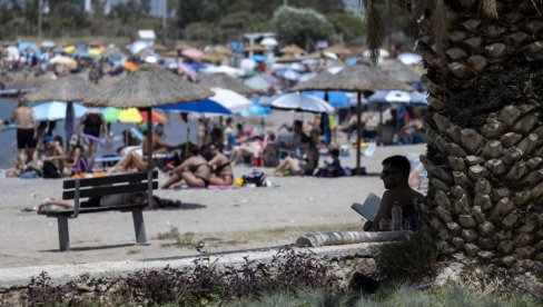 OD DANAS SAMO BAHATO: Srbin pokazao šta je doneo na plažu u Grčkoj, komentari na društvenim mrežama se samo nižu (FOTO)