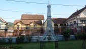 PARIZ U NEGOTINSKOJ KRAJINI: Stanimir podigao Ajfelovu kulu u svom dvorištu u Urovici (FOTO)