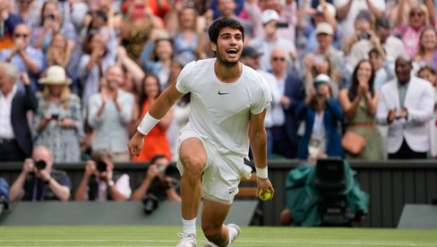 МУКЕ АЛКАРАЗА НА ВИМБЛДОНУ: Карлитос након више од четири сата преживео Италијана