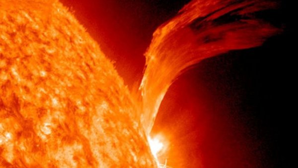 ЗЕМЉУ ЋЕ ВЕЧЕРАС ПОГОДИТИ ЈАКА ГЕОМАГНЕТНА ОЛУЈА: Изазивају је ерупције на Сунцу - довешће до бројних проблема