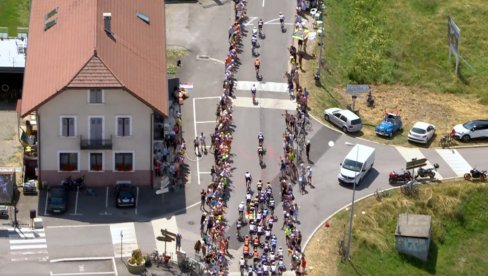 ПОПАДАЛИ КАО КУЛА ОД КАРАТА: Бициклисти чувеног Тур де Франса доживели пех на 50. километру трке (ВИДЕО)