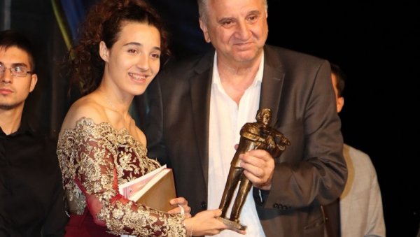 ЕНА НАЈБОЉИ ВИРТУОЗ: Шеснаестогодишња  Шапчанка  лауреат „Царевчевих дана“