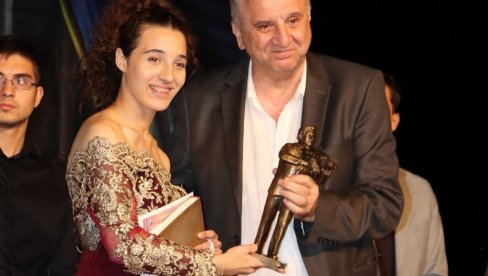 ЕНА НАЈБОЉИ ВИРТУОЗ: Шеснаестогодишња  Шапчанка  лауреат „Царевчевих дана“