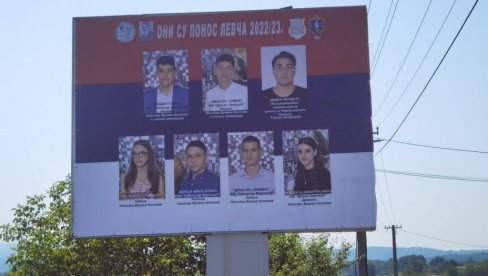 PONOS LEVČA: Bilbord sa najuspešnijim đacima postavljen na ulazu u Rekovac