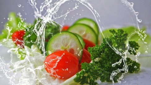 OPREZ DOK SU VISOKE TEMPERATURE: Najčešći uzrok trovanja - lisnato povrće