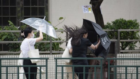 ТАЈФУН МАТМО НАДВИЈА СЕ НАД ЈУГОМ КИНЕ: Евакуације, обуставе летова, обуке