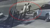 УЗНЕМИРУЈУЋИ СНИМАК: Жена прегазила троје пешака на пешачком у Русији, девојчица (4) погинула на лицу места (ВИДЕО)