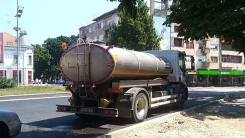 BORBA PROTIV VRUĆINA: U centru Požarevca postavljena cisterna sa pijaćom vodom