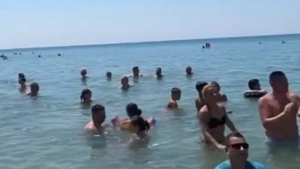 НЕ ТРЕБА ДА БУДЕ СРАМОТА, НЕГО ПОНОС: Српска песма се орила на плажи у Халкидикију (ВИДЕО)
