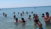 НЕ ТРЕБА ДА БУДЕ СРАМОТА, НЕГО ПОНОС: Српска песма се орила на плажи на Халкидикију (ВИДЕО)