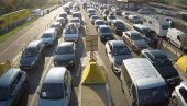 НАОРУЖАЈТЕ СЕ СТРПЉЕЊЕМ: Дуге колоне на граничним прелазима