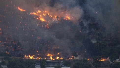 ЖИВИМО НОЋНУ МОРУ... Горе куће и имања у Грчкој, 11 авиона и девет хеликоптера се бори са ватреном стихијом (ВИДЕО)