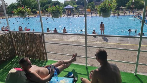 ПОРЕД ЛЕЧЕЊА И РАЗОНОДА: Комплекс базена у Темерину многима, већ годинама замењује море
