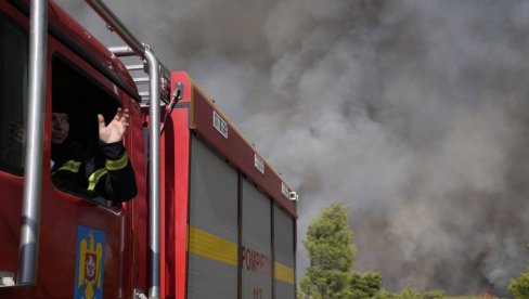 ВАТРА ЈОШ ГОРИ НА РОДОСУ: Грчки ватрогасци се и даље боре са пожарима