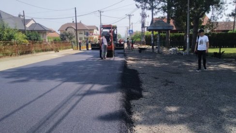 ПУТАРИ РАДЕ НА СКОРО 40 СТЕПЕНИ: Финално асфалтирање дела пута кроз Шавац