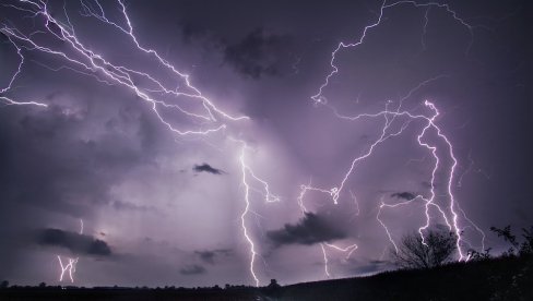 KAKVA JE OVO APOKALIPSA?: Upaljeni meteoalarmi u komšiluku, udari groma tresli kao zemljotres
