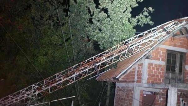 У ОВОМ ГРАДУ ЈОШ НИЈЕ СВЕ ГОТОВО: Предајник висок 35 метара пао на кућу - олуја је направила лом, поново грми и севa (ФОТО/ВИДЕО)