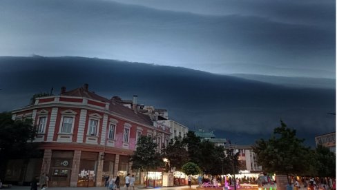 НЕСТВАРАН ПРИЗОР ИЗ СМЕДЕРЕВА: Суперћелијски облак се надвио над градом -  за пар тренутака стигла орканска олуја (ФОТО)