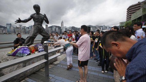 ПОЛА ВЕКА ОД СМРТИ БРУСА ЛИЈА: Фанови се окупили у Хонгконгу (ФОТО)