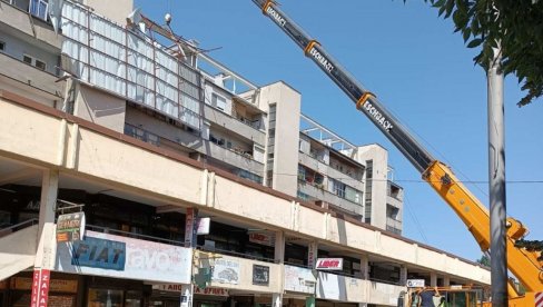 DIZALICOM UKLANJAJU LIM KOJI VISI SA ZGRADE: Olujni vetar oborio limenu konstrukciju sa terase stambenog bloka u Leskovcu