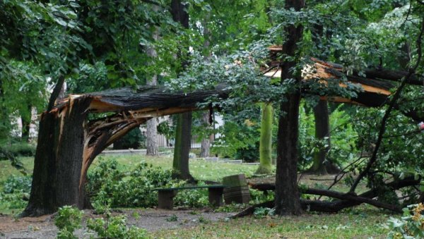 ПРОГЛАШЕНО СТАЊЕ ЕЛЕМЕНТАРНЕ НЕПОГОДЕ: Oгромне штете од олује у Бијељини (ФОТО)