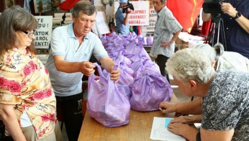 DOBILI POMOĆ U HRANI: Solidarnost podelilo pakete najsiromašnijim Subotičanima