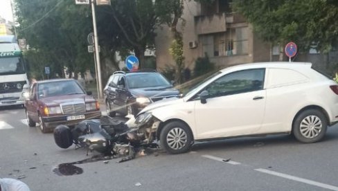 VOZAČ POVREĐEN, A MOTOR UNIŠTEN: Saobraćajna nesreća u centru Loznice
