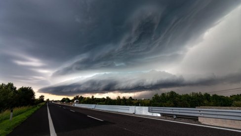 У ДВА ДЕЛА СРБИЈЕ УПАЉЕН ЦРВЕНИ МЕТЕОАЛАРМ Упозорење РХМЗ-а на снази: Киша већ пљушти у Београду, очекују се и временске непогоде