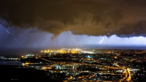 ТРИ НОВА УПОЗОРЕЊА РХМЗ-а, СРБИЈИ ПРЕТИ НЕВРЕМЕ: Очекује се јака грмљавина и обилне падавине, опрез због орканског удара ветра