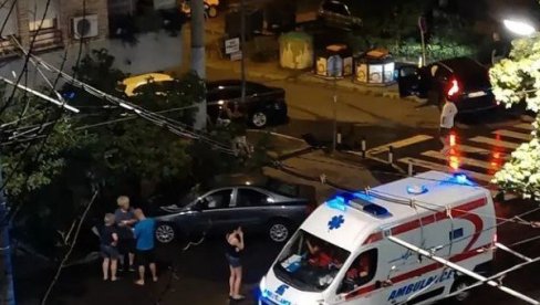 DELOVI AUTOMOBILA RASUTI PO PUTU: Saobraćajna nesreća u Beogradu (VIDEO)