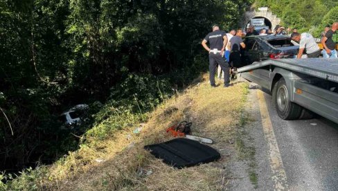 IMA MRTVIH, POVREĐENA I DECA: Teška saobraćajna nesreća na putu Nova Varoš - Prijepolje, dva automobila završila u reci (FOTO/VIDEO)