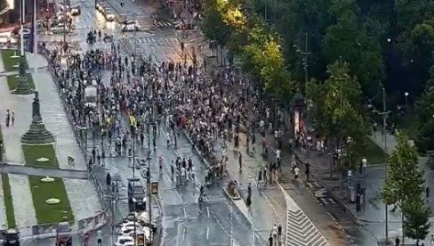 ZAVRŠEN PROTEST PROZAPADNE OPOZICIJE: Učesnici protesta se razišli nakon okupljanja ispred RTS (FOTO)