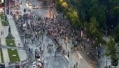 ЗАВРШЕН ПРОТЕСТ ПРОЗАПАДНЕ ОПОЗИЦИЈЕ: Учесници протеста се разишли након окупљања испред РТС (ФОТО)