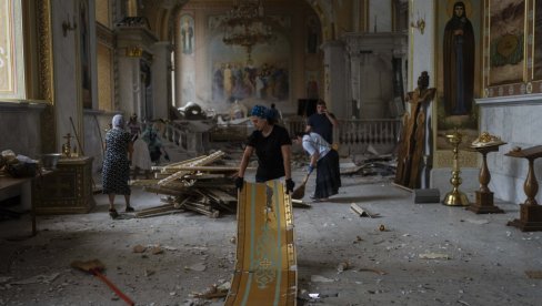 VERNICI PLAČU I SAKUPLJAJU KRHOTINE BOŽIJE KUĆE: Užasne slike iz Odese - Hram Preobraženja Gospodnjeg u ruševinama (FOTO)