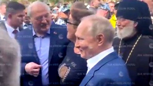 LUKAŠENKO POSTAO MLADOŽENJA: Putina i beloruskog predsednika opkolili ljudi ispred crkve, jedna dama imala poseban zahtev (VIDEO)