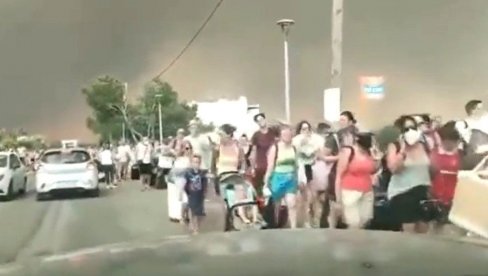 NEBO CRNO, KOLONE LJUDI BEŽE OD VATRE: Strašne scene sa Rodosa, najveća evakuacija zbog požara u istoriji Grčke (VIDEO)