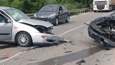 VOZILA SMRSKANA, DELOVI RASUTI PO PUTU: Teška saobraćajna nesreća kod Vranjske Banje (VIDEO)