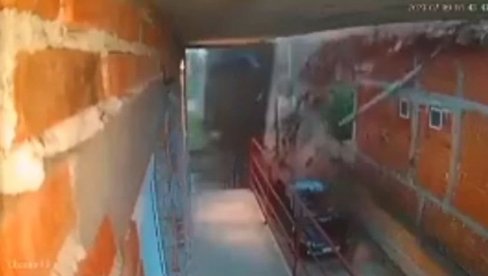 KAO KULA OD KARATA: Nestvaran snimak iz Inđije, snažno nevreme sručilo krov na automobil (VIDEO)