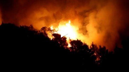 СИТУАЦИЈА И ДАЉЕ ДРАМАТИЧНА: Ватрогасци настављају борбу против пожара на острву Родос