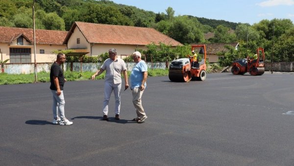 Завршава се асфалтирање спортског терена у Печаници