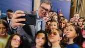 MI SRBI SMO JEDAN NAROD, MA GDE ŽIVELI Vučić sa decom iz regiona: Najvažnije da čuvamo svoj jezik i kulturu
