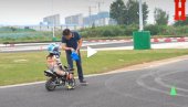 KINESKINJA OSVOJILA INTERNET: Devojčica od 5 godina izvodi akrobacije na motoru