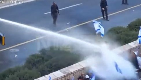 BRUTALAN OBRAČUN POLICIJE SA DEMONSTRANTIMA U IZRAELU: Vodeni topovi, pesničenje i pendrečenje (VIDEO)