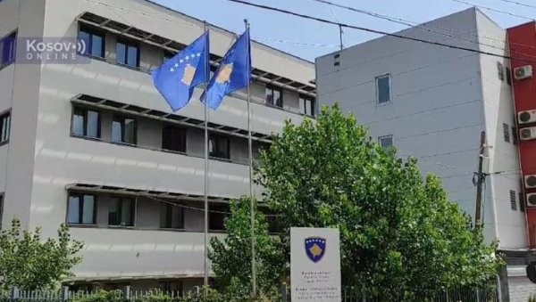 ПРИШТИНА НЕ ПРЕСТАЈЕ СА ПРОВОКАЦИЈАМА: Куртијеви специјалци поставили две заставе лажне државе испред општинске зграде у Митровици