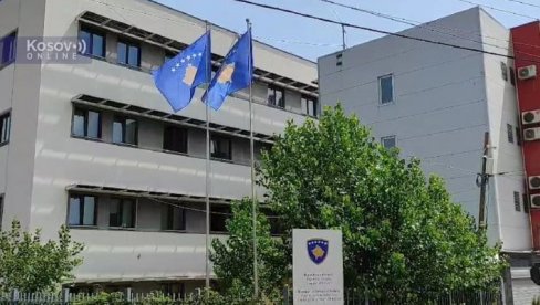 PRIŠTINA NE PRESTAJE SA PROVOKACIJAMA: Kurtijevi specijalci postavili dve zastave lažne države ispred opštinske zgrade u Mitrovici