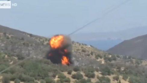 SNIMLJEN TRENUTAK PADA KANADERA U GRČKOJ: Avion pada na zemlju, nakon čega je usledila velika eksplozija (VIDEO)