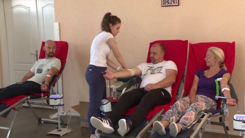 РЕКОРДАН ОДЗИВ ДАВАЛАЦА: Акција давања крви (ФОТО)